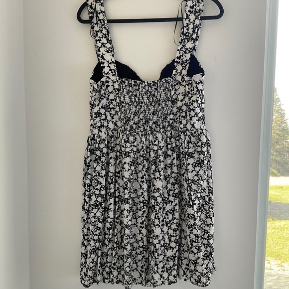 BNWT Dynamite Jasmine Blouse Dress size Large in Black and White Floral - Picture 2 of 6